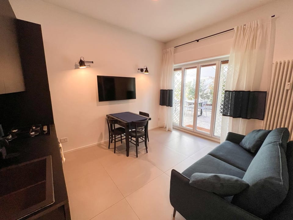 Communal lounge/ TV room, TV and multimedia, Living room, Seating area