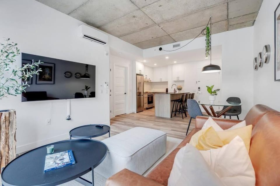 TV and multimedia, Kitchen or kitchenette, Living room, Dining area, air conditioner
