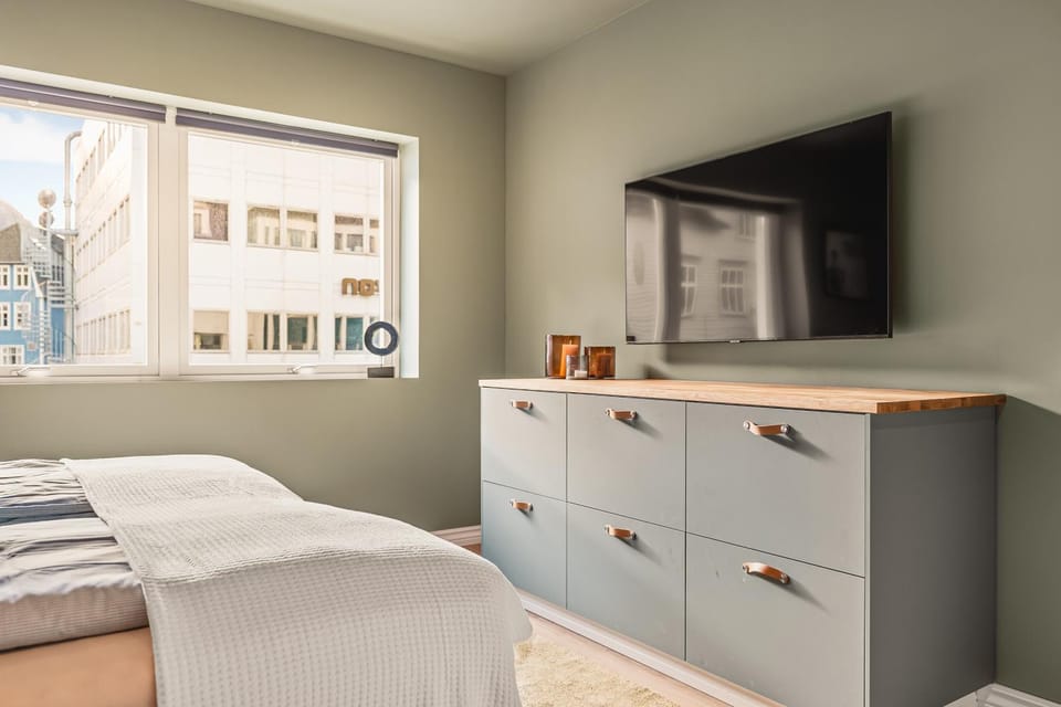 Bed, TV and multimedia, Photo of the whole room, Bedroom