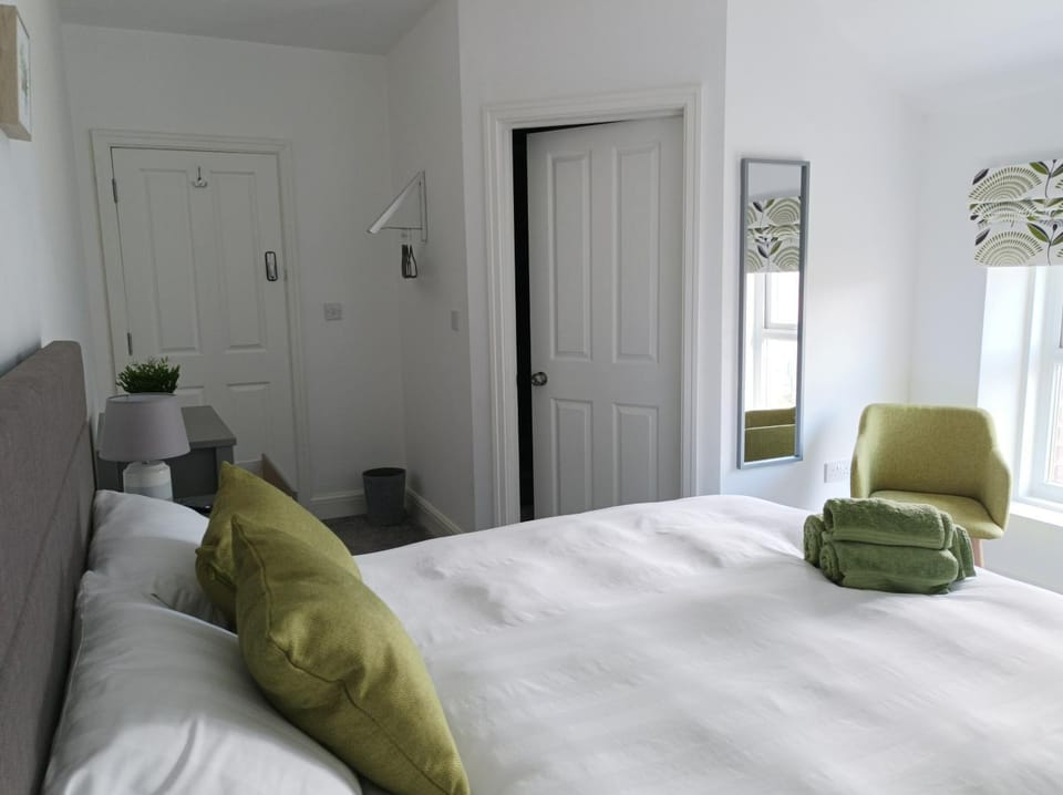 Bed, Bedroom, towels