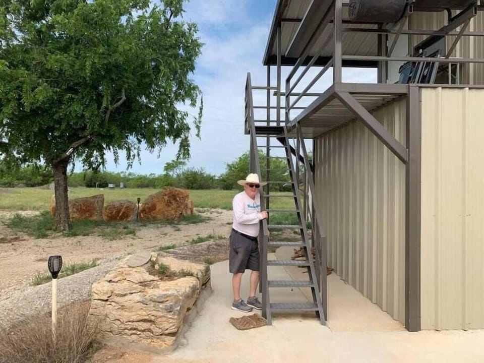 Property building, People, Natural landscape, group of guests