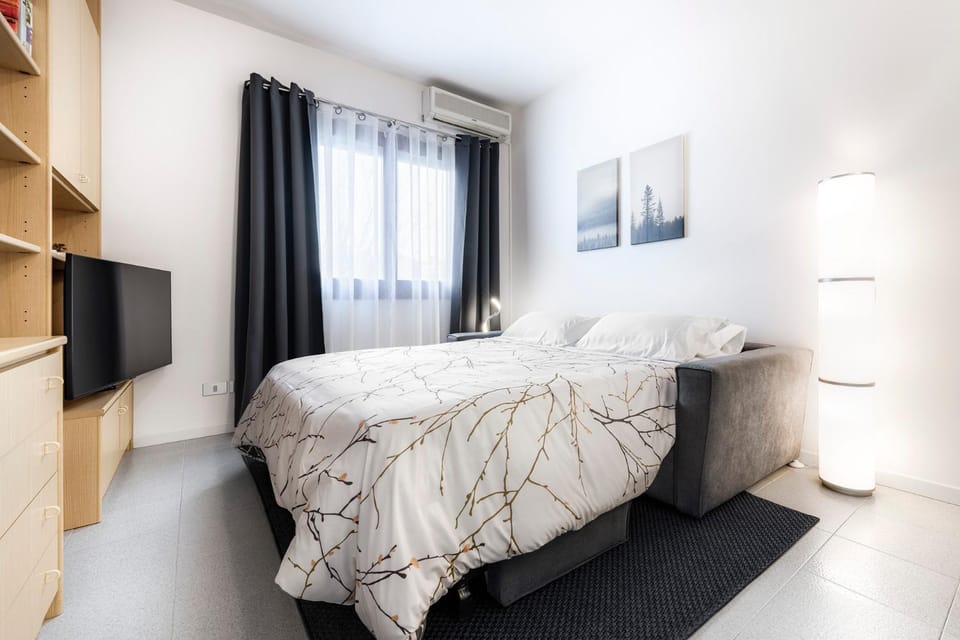 Bed, TV and multimedia, Living room