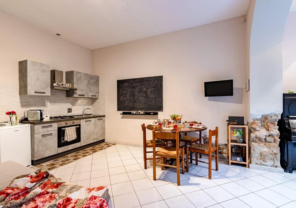 Communal lounge/ TV room, TV and multimedia, Kitchen or kitchenette, Living room, Dining area, minibar, stove