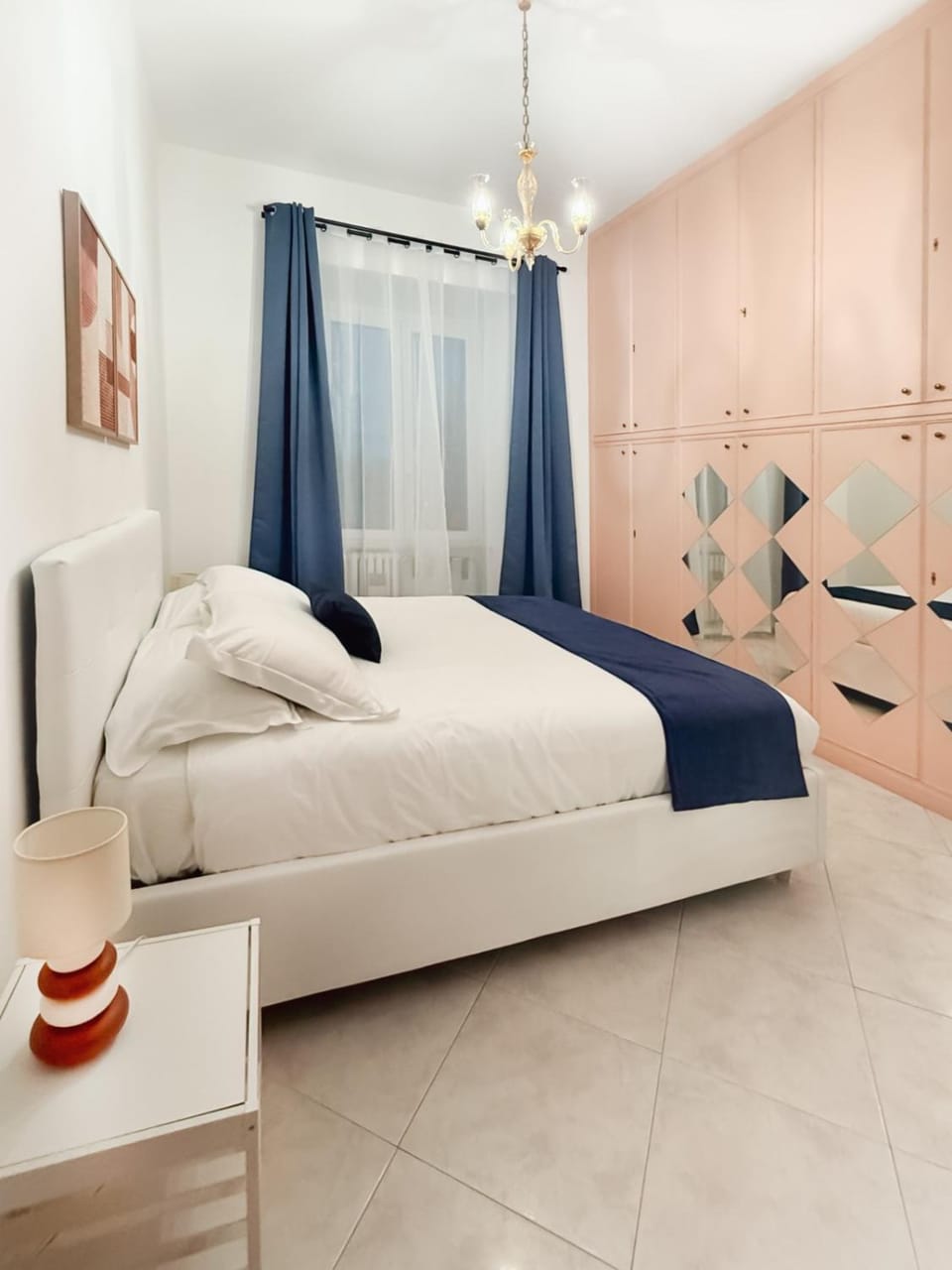 Photo of the whole room, Bedroom, wardrobe