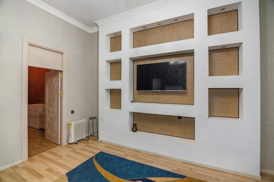 Communal lounge/ TV room, Bed, TV and multimedia, Living room, Photo of the whole room, Evening entertainment, Bedroom, wardrobe