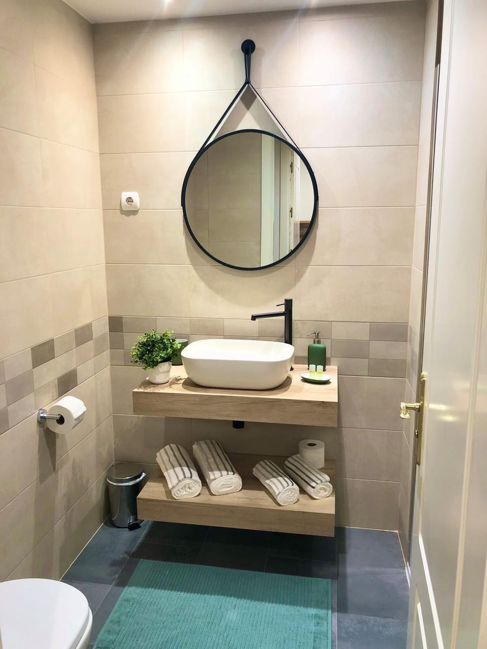 Toilet, Bathroom, towels