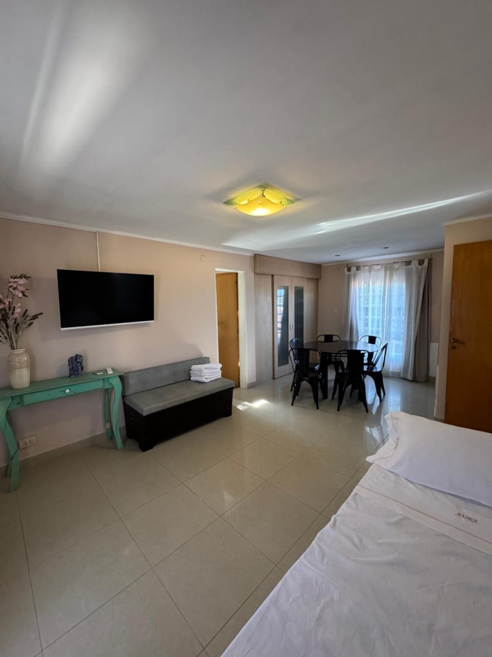Bed, TV and multimedia, Seating area