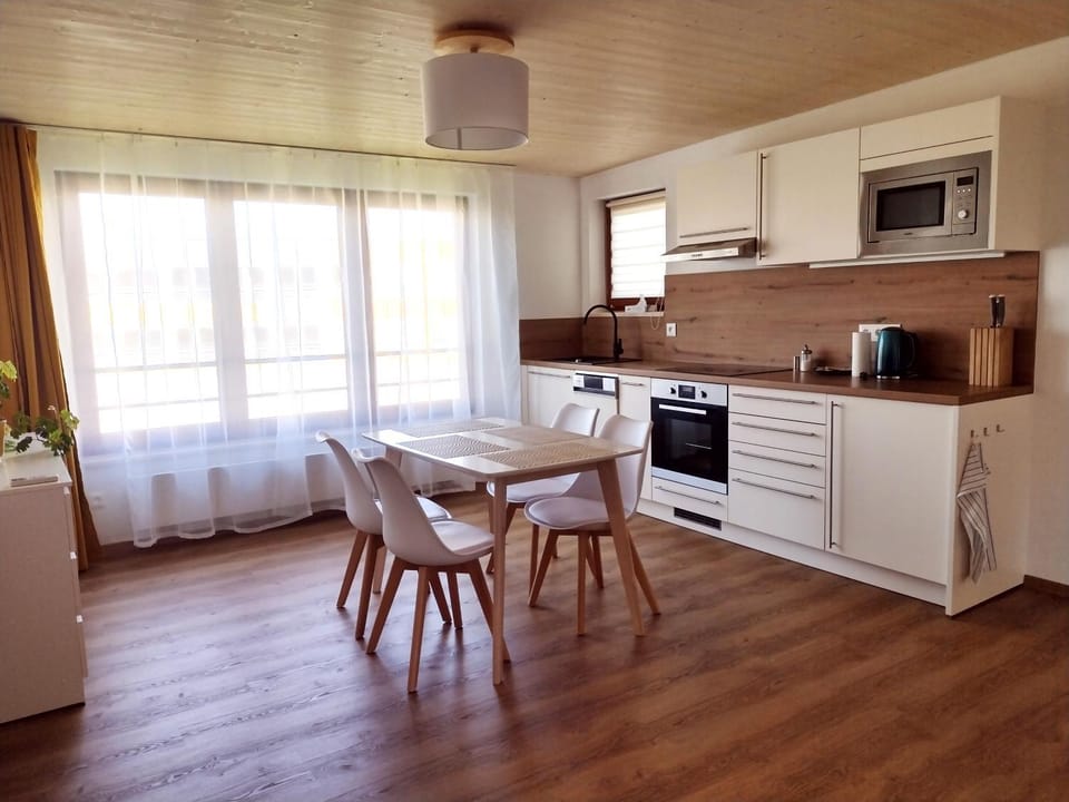 Kitchen or kitchenette, Dining area