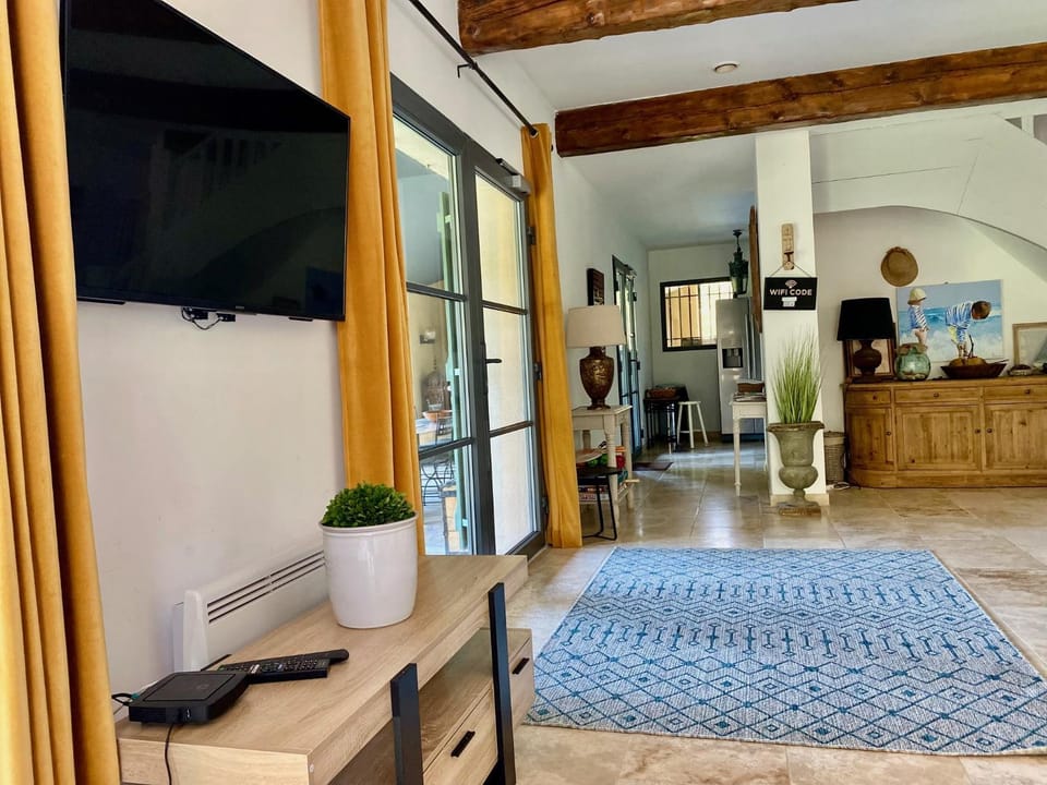 TV and multimedia, Living room, Decorative detail, Seating area, Evening entertainment, air conditioner