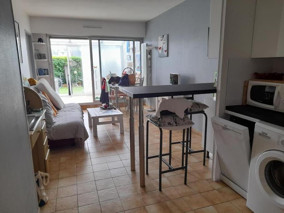 F1 véranda jardinet en résidence front de mer Apartment in Bernières-sur-Mer