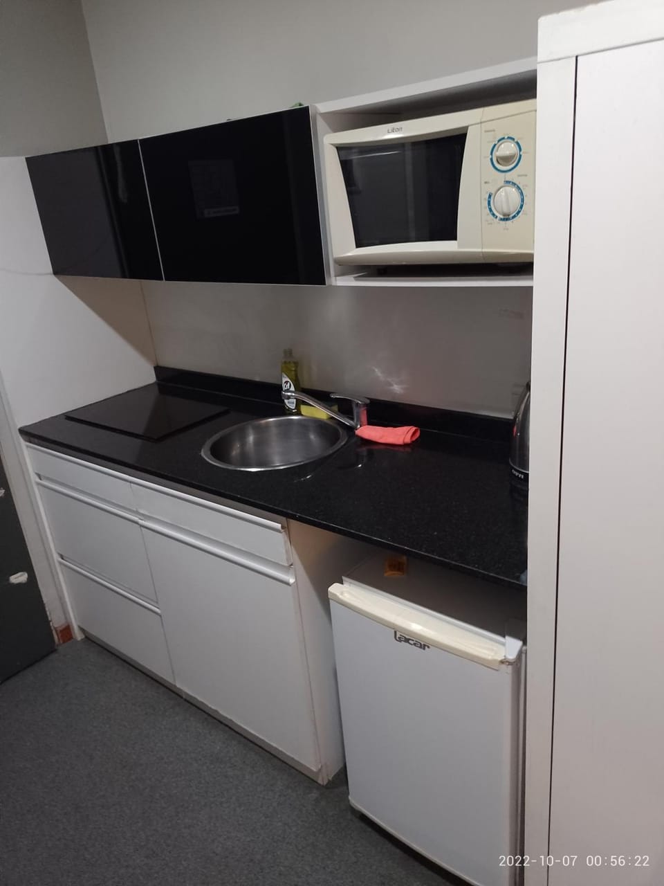 Kitchen or kitchenette, minibar
