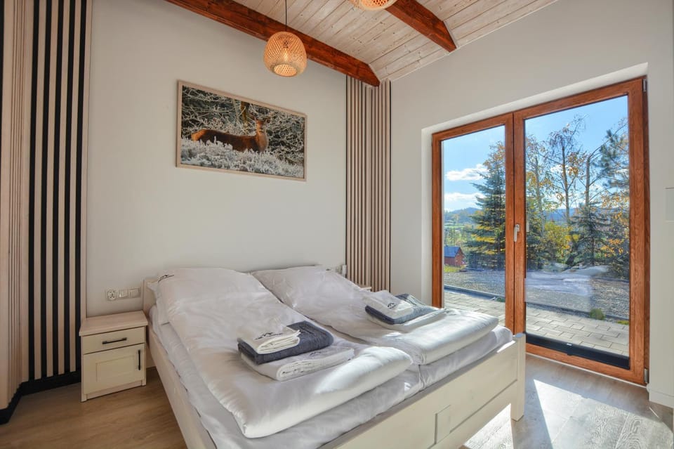 Bed, Photo of the whole room, Seating area, Bedroom, towels