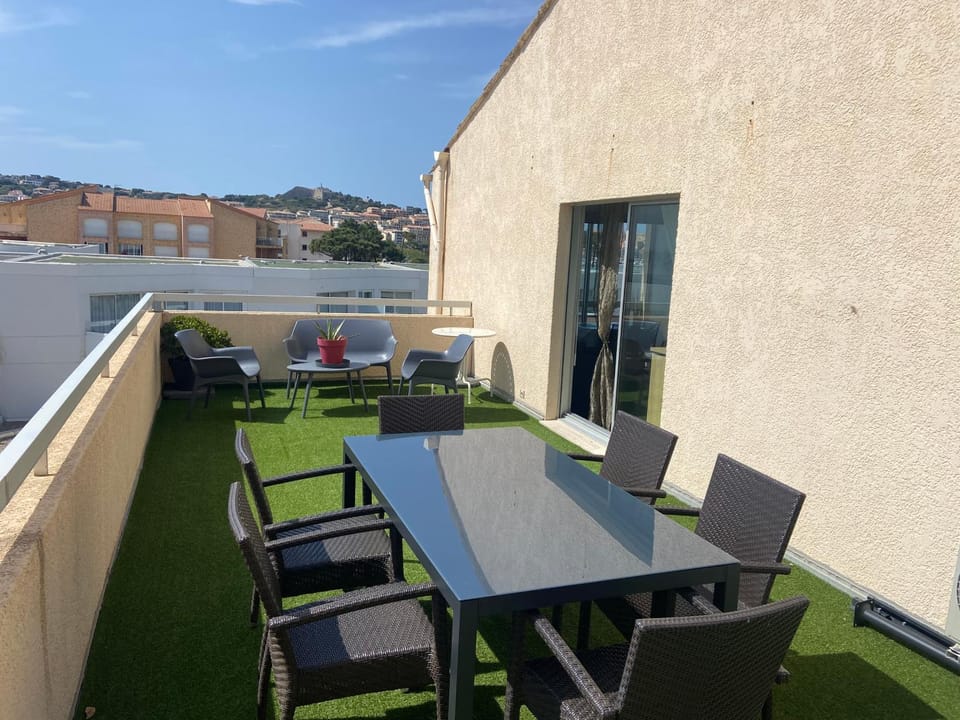 Property building, Patio, View (from property/room), Balcony/Terrace, Living room, Seating area, Dining area