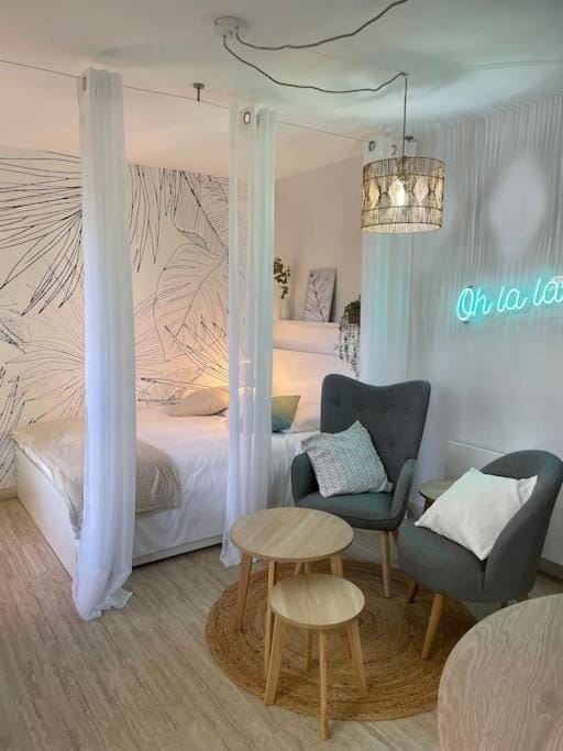 Bed, Seating area