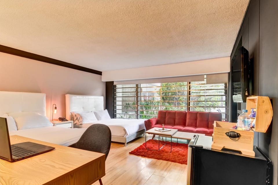 Bed, TV and multimedia, Seating area, Bedroom