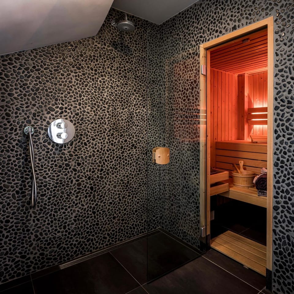 Shower, Sauna, Spa and wellness centre/facilities