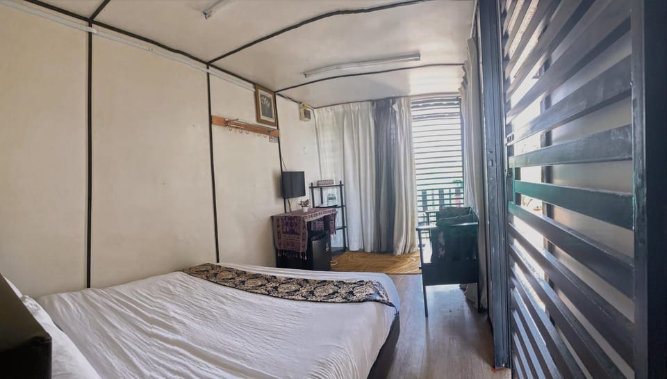 Bed, TV and multimedia, Bedroom, oven