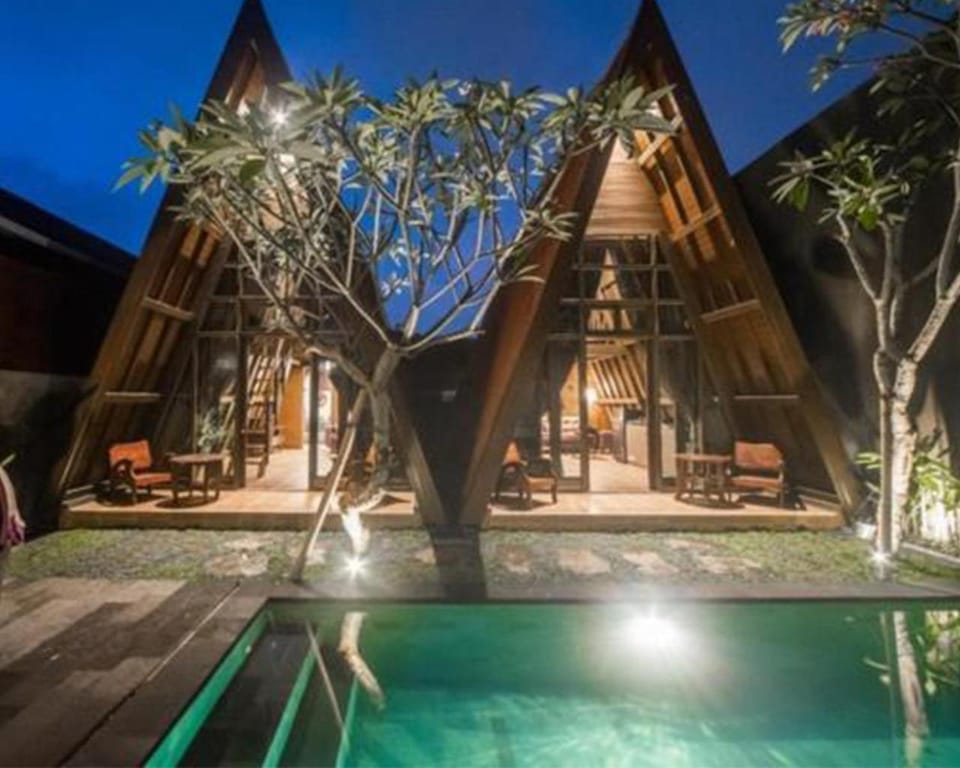 Property building, Patio, Night, Garden, Garden view, Pool view, Swimming pool, sunbed