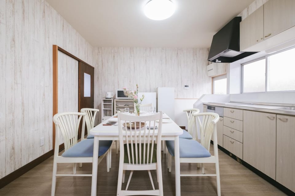 Dining area, kitchen