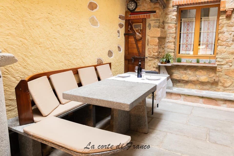 Dining area, Inner courtyard view
