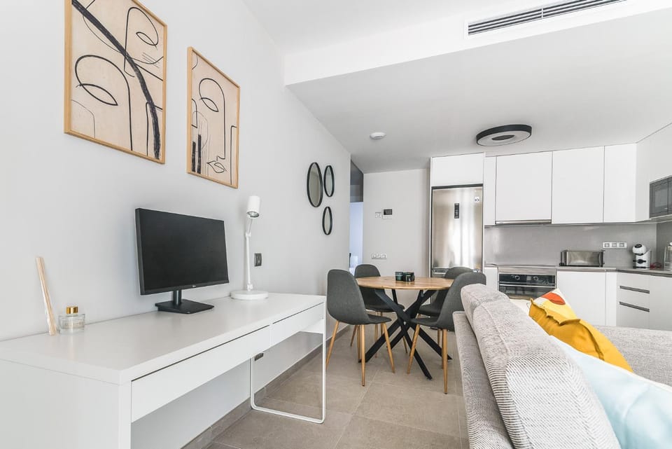 TV and multimedia, Living room, Seating area, Dining area