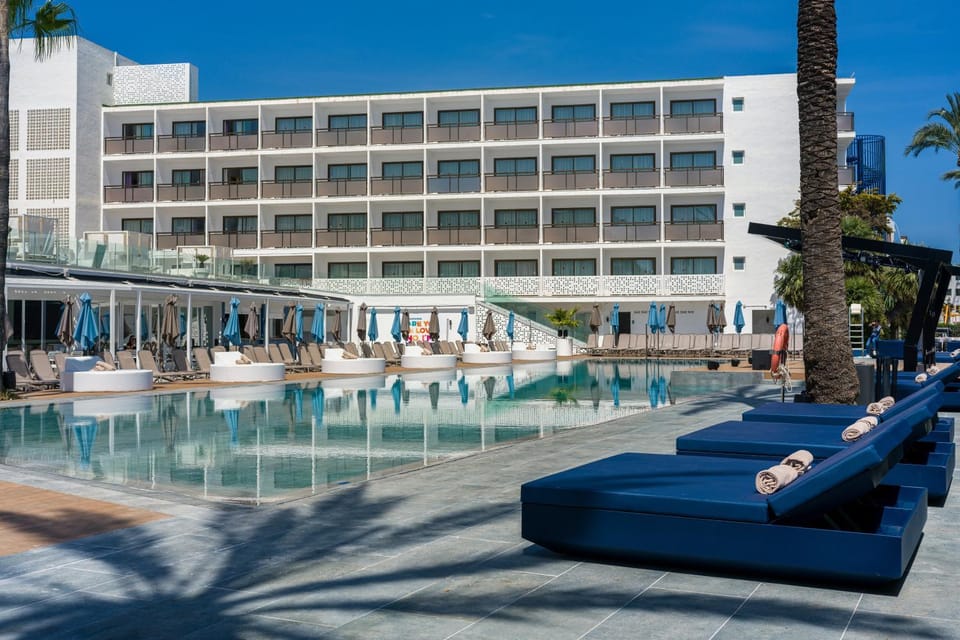Swimming pool, sunbed