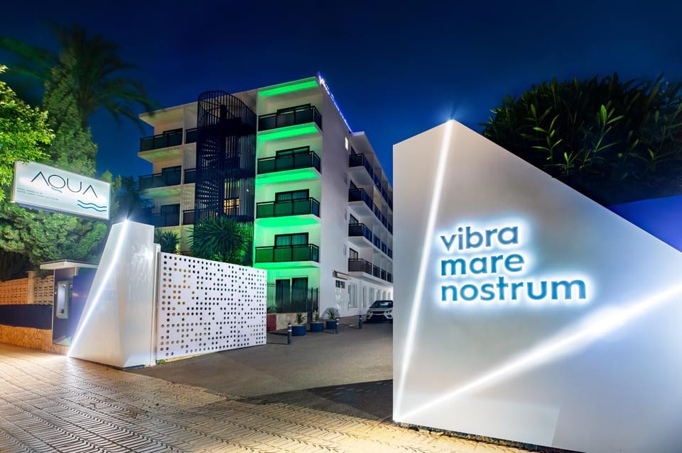 Facade/entrance, Night