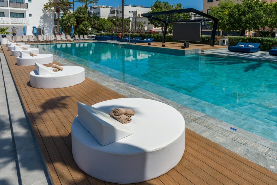 Swimming pool, sunbed