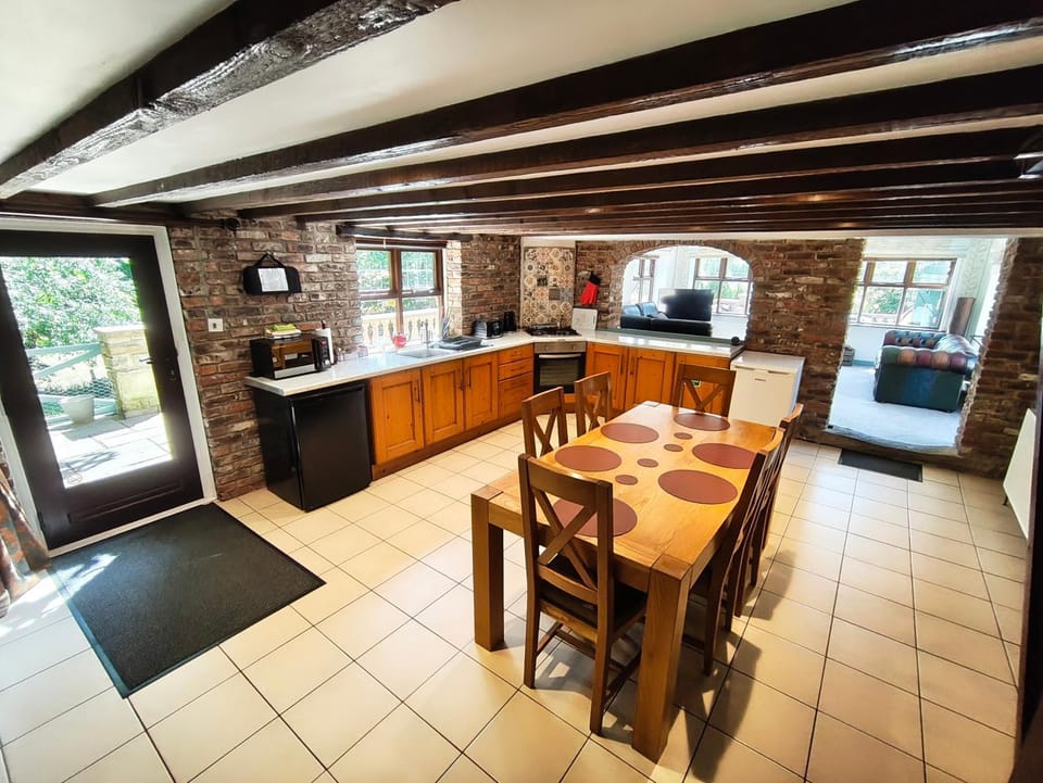 Stunning 2 Bedroom Guest House with Hot Tub House in England