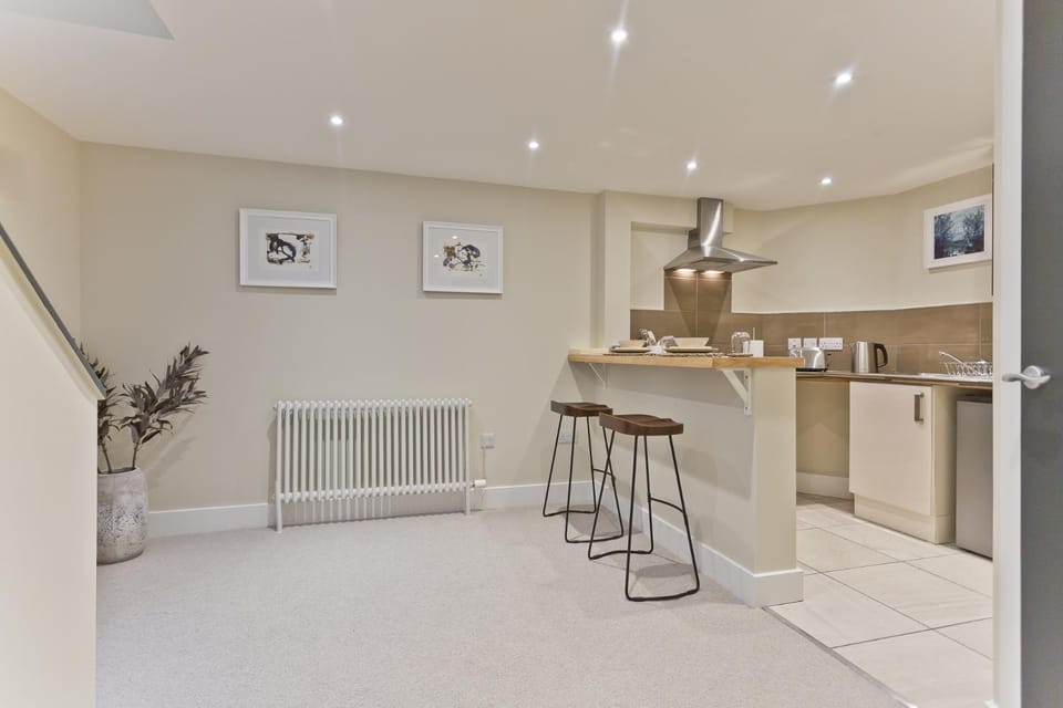 Coffee/tea facilities, Kitchen or kitchenette, Dining area, toaster