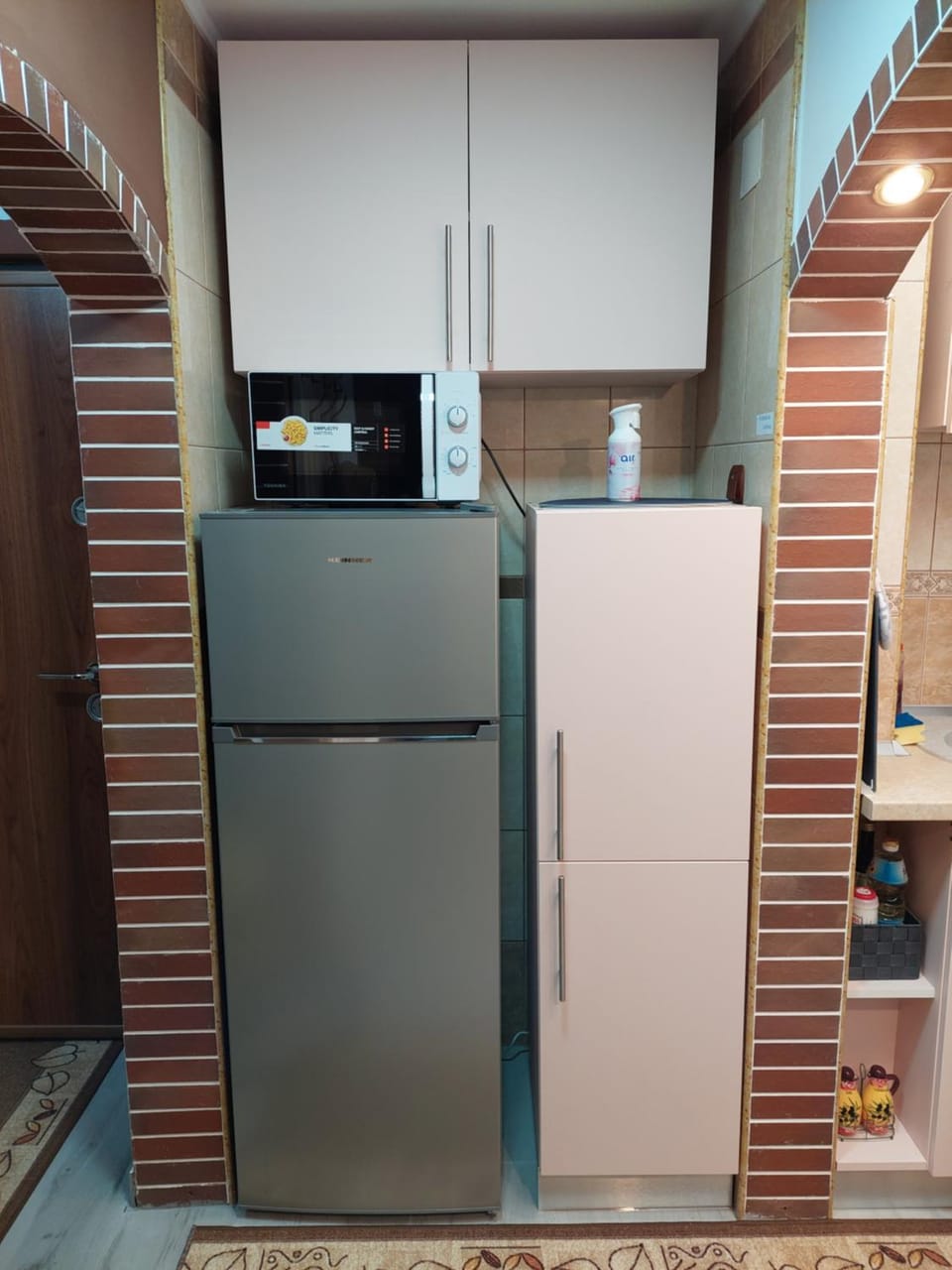 Kitchen or kitchenette, minibar