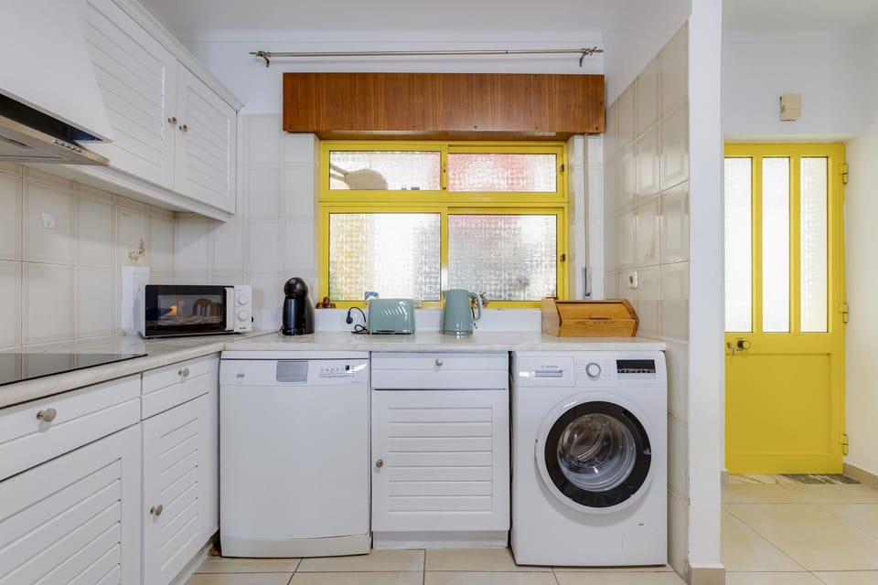 Kitchen or kitchenette, dishwasher, toaster, washing machine