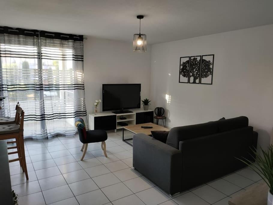 ORBIS - "L'Aquitaine" - Spacieux et joli appartement de 2 à 4 personnes - Parking - WiFi - Terrasse Apartment in Occitanie