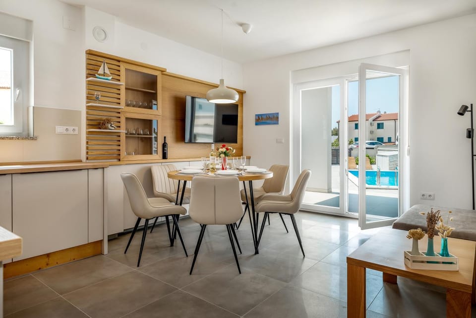 TV and multimedia, Kitchen or kitchenette, Seating area, Dining area