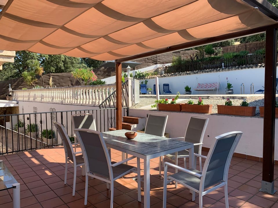 Day, Balcony/Terrace, Seating area, Dining area