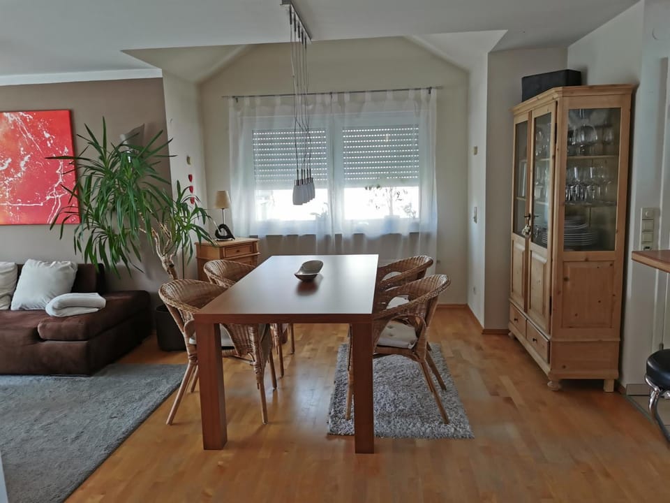 Seating area, Dining area