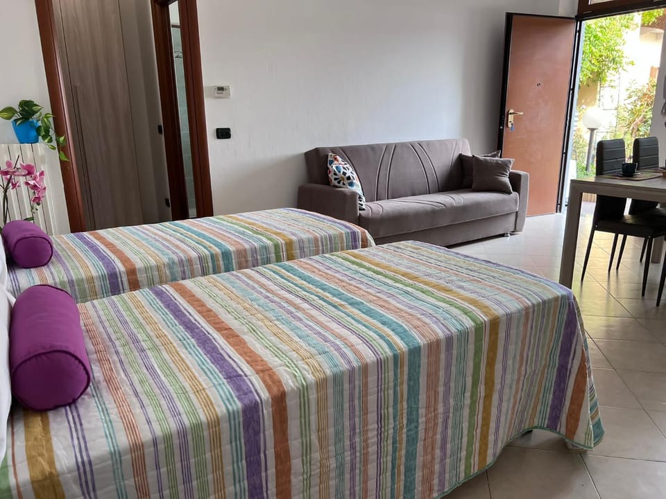 Kitchen or kitchenette, Seating area