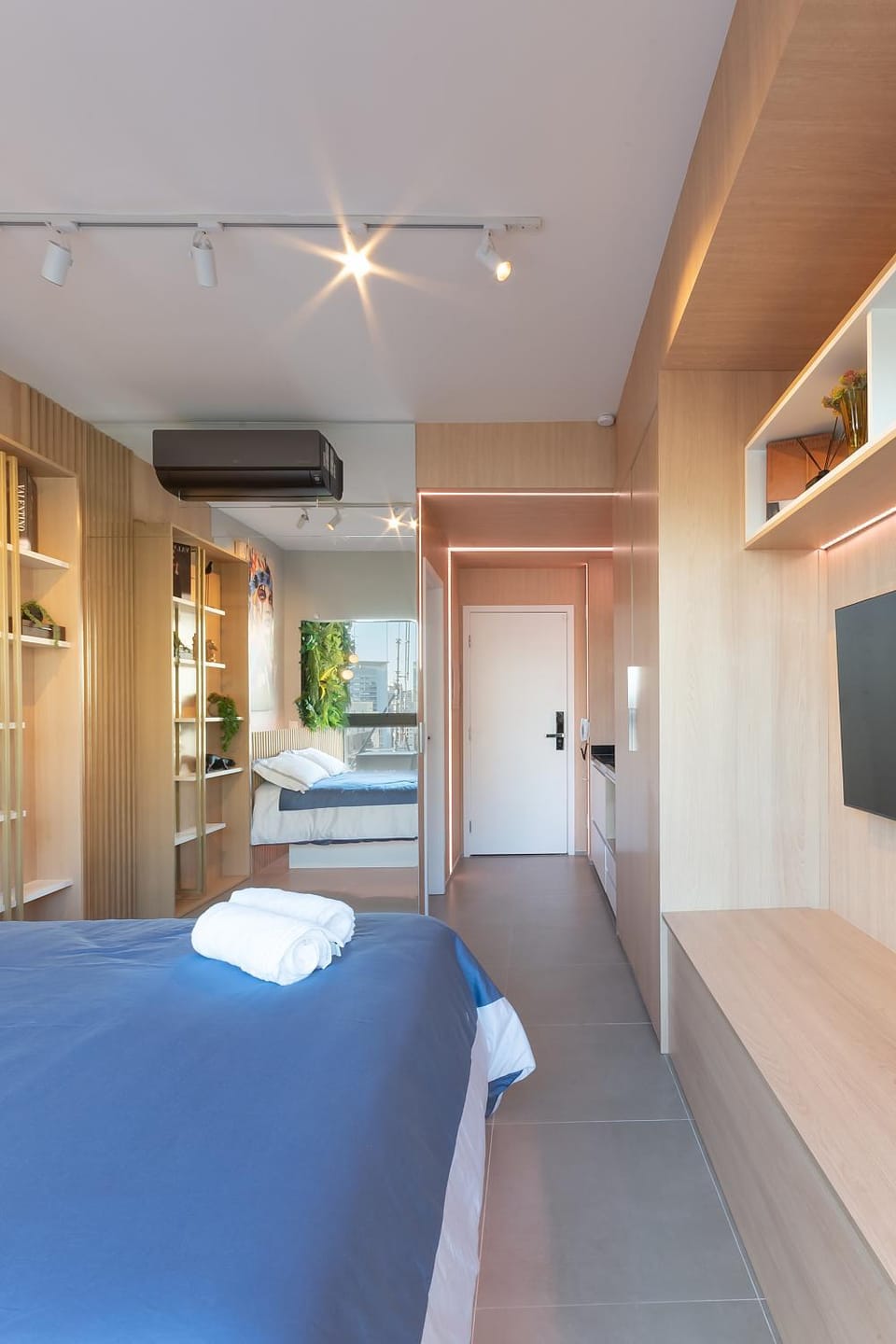 TV and multimedia, Photo of the whole room, air conditioner