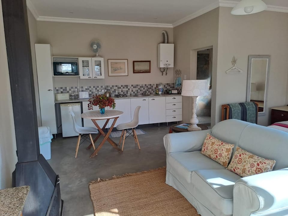 Kitchen or kitchenette, Seating area, stove