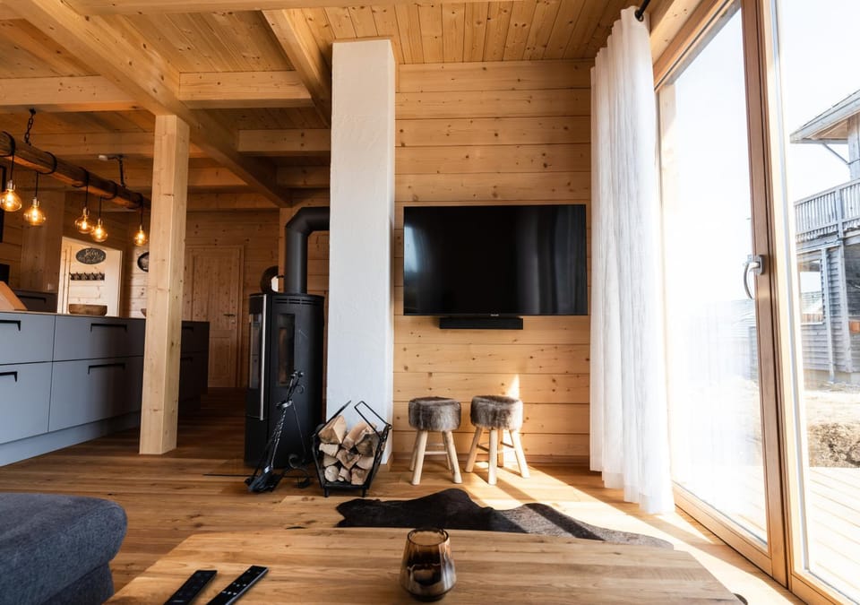 TV and multimedia, Living room, Evening entertainment