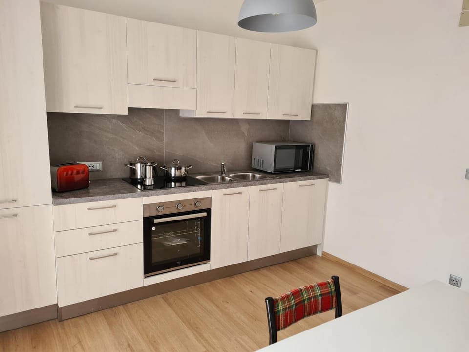 Coffee/tea facilities, Kitchen or kitchenette, dishwasher, microwave, stove, toaster