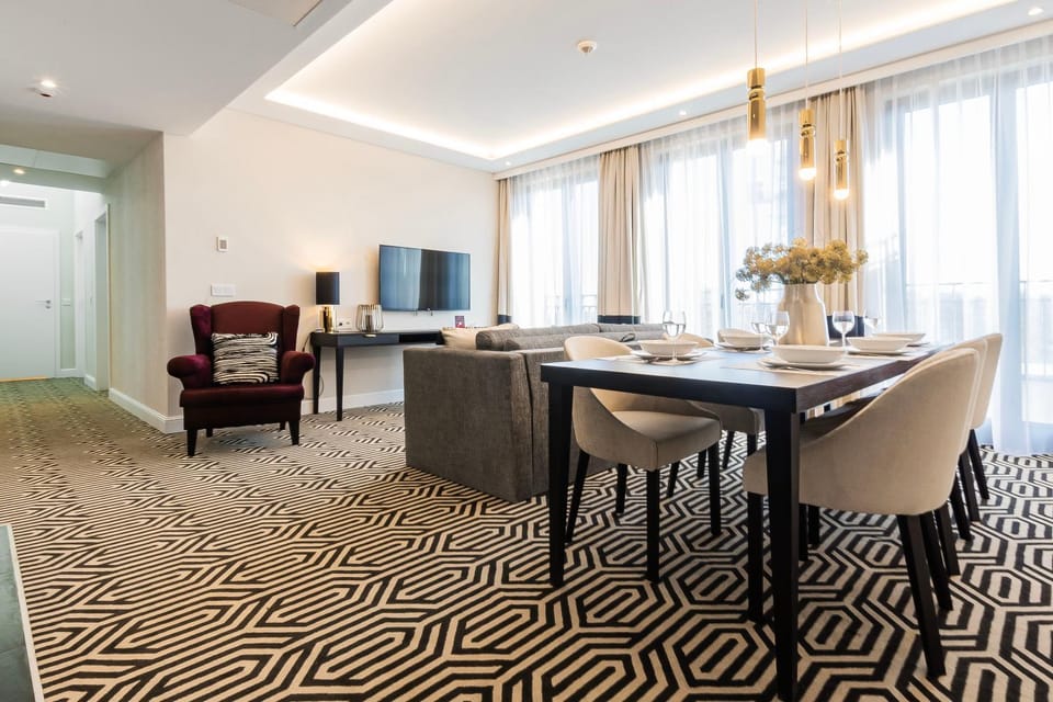 TV and multimedia, Seating area, Dining area