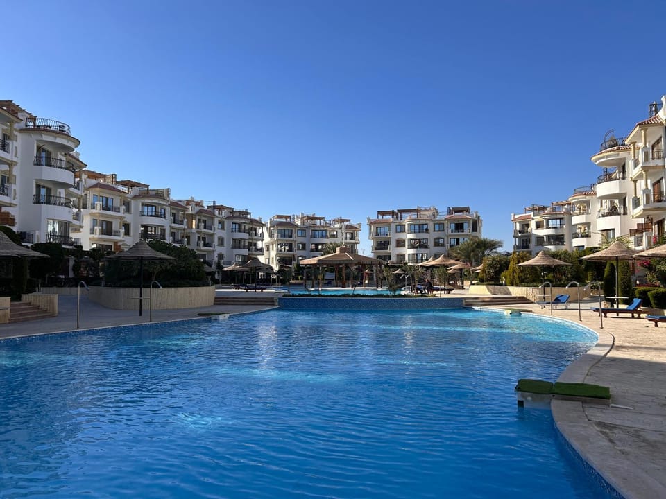 Property building, Day, Pool view, Swimming pool, sunbed