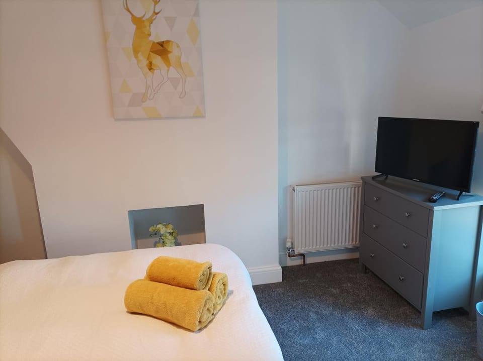 Bed, TV and multimedia, Bedroom, towels