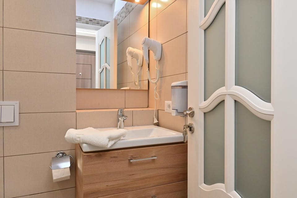 Shower, Bathroom, heating, towels