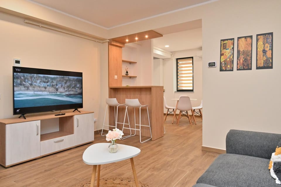 TV and multimedia, Kitchen or kitchenette, Living room, Seating area, Dining area, oven, air conditioner