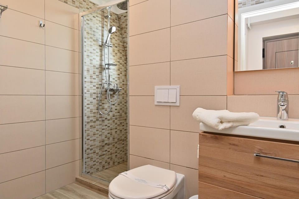 Shower, Toilet, Bathroom, heating, towels