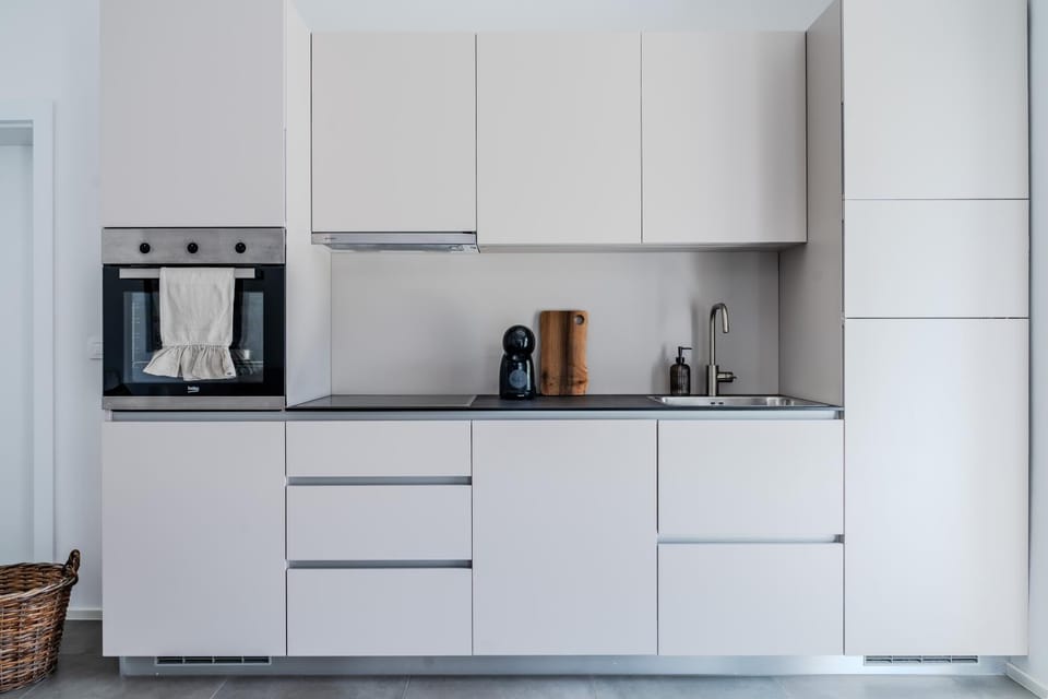 Coffee/tea facilities, Kitchen or kitchenette, oven, stove