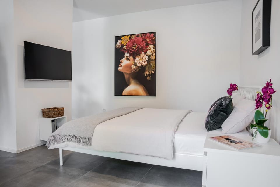 Bed, TV and multimedia, Bedroom