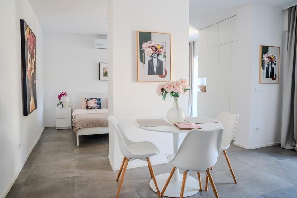 Living room, Photo of the whole room, air conditioner